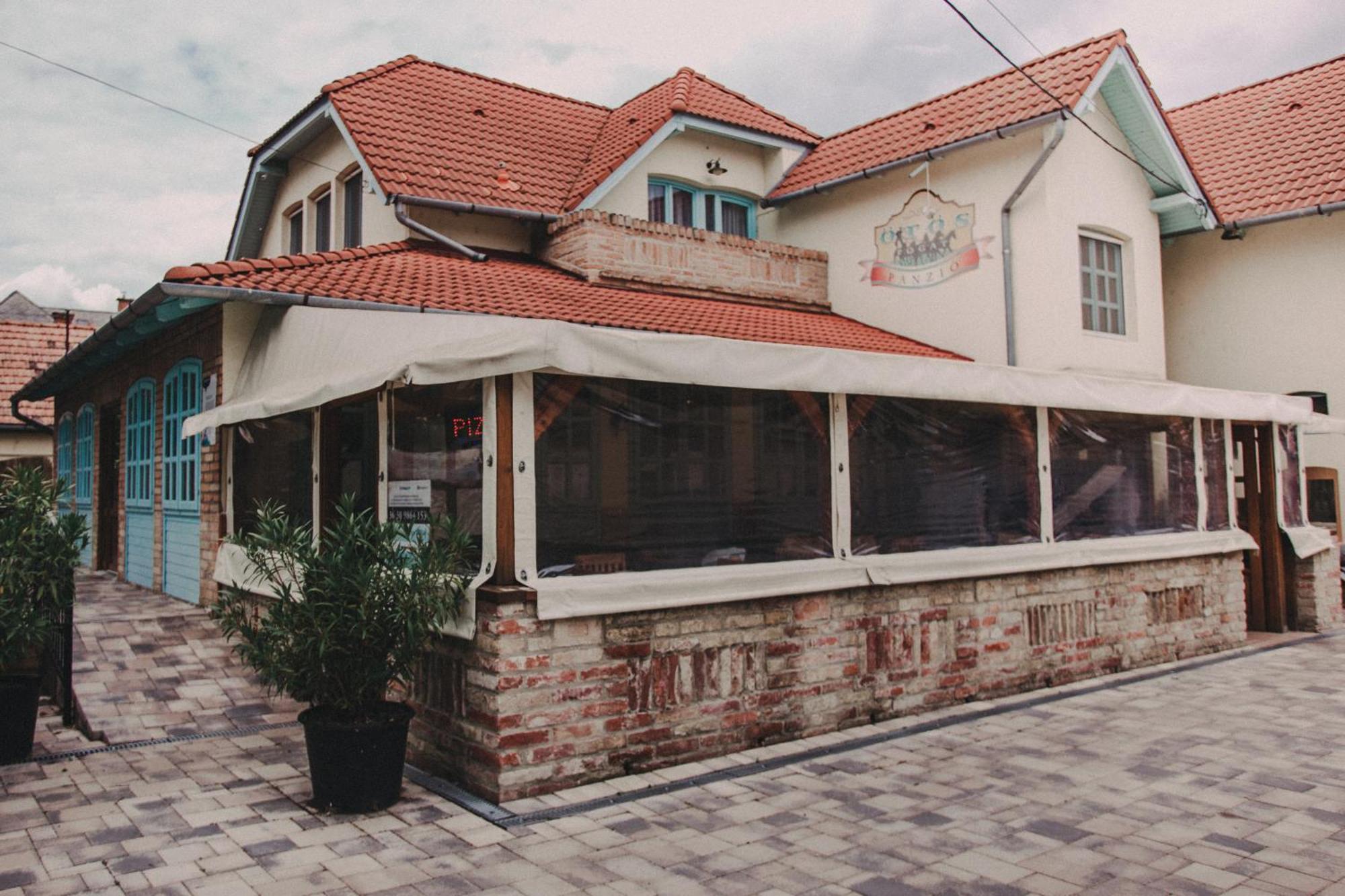 Ötösfogat Panzió Acomodação com café da manhã Siófok Exterior foto